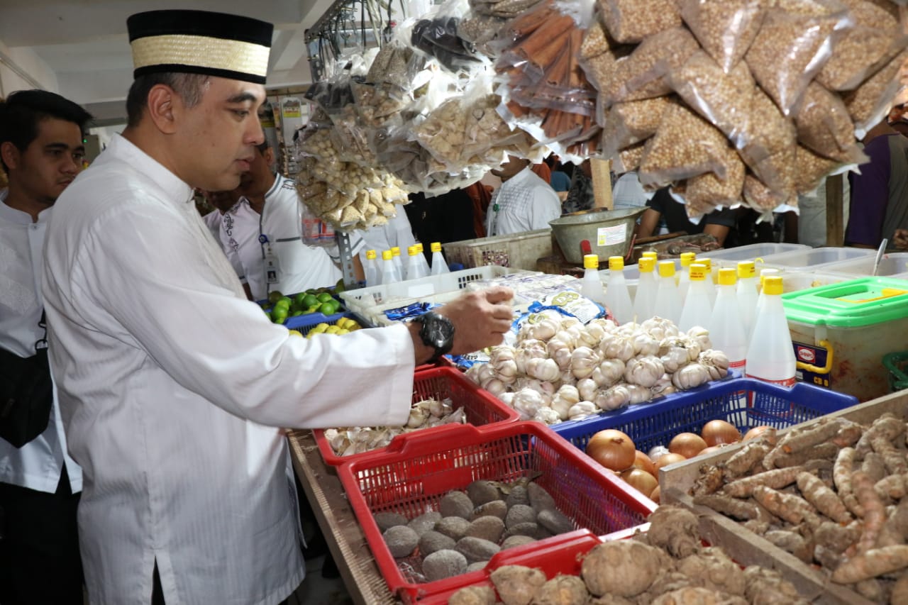 Bupati Tangerang A Zaki Iskandar saat berkomunikasi dengan pedagang daging ayam di Farmers Market Eco Plaza, Citra Raya.