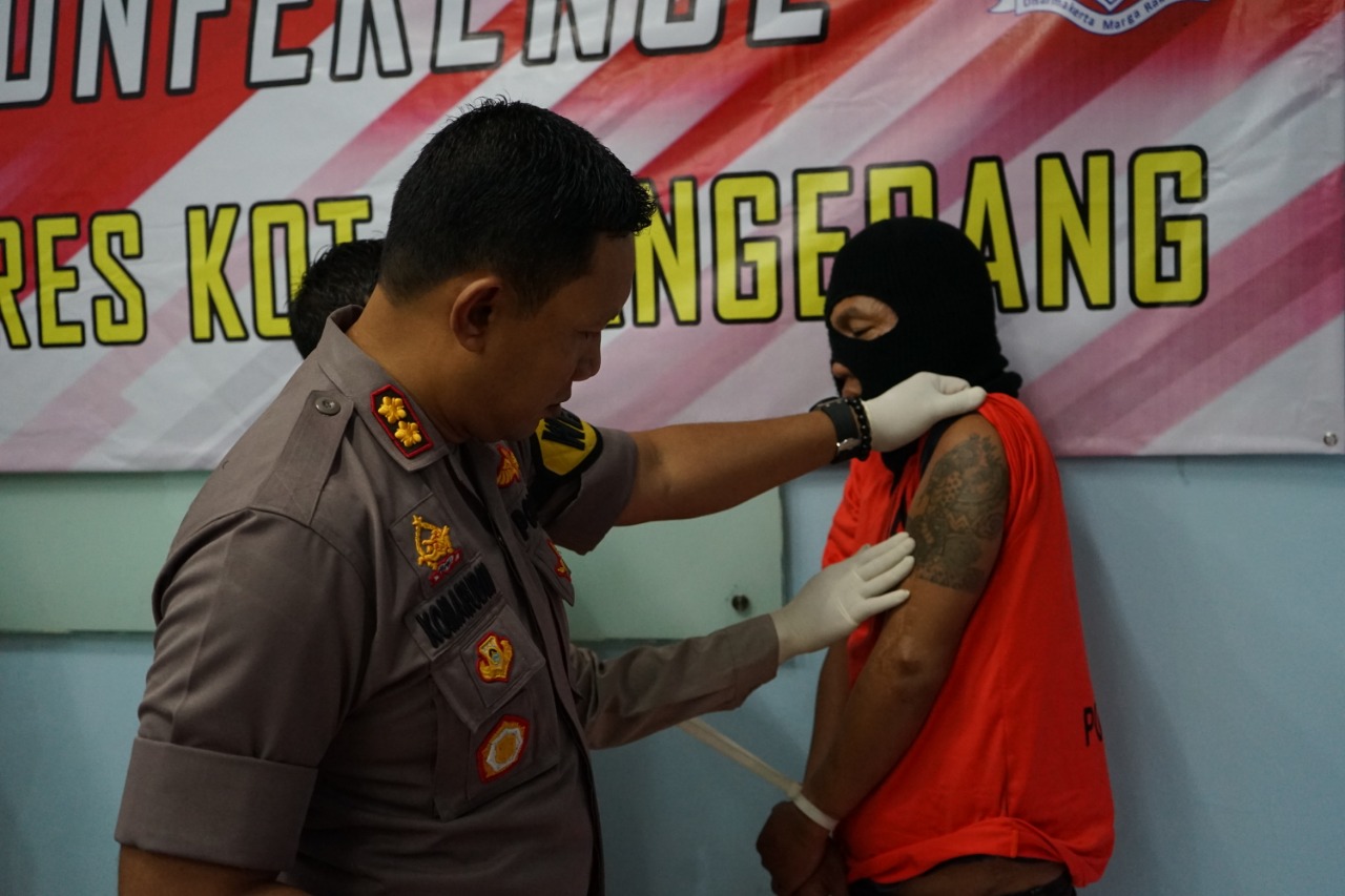 Waka Polresta Tangerang AKBP Komarudin saat interogasi tersangka Iwan, 38, pelaku pencurian di Lampu Merah Balaraja.