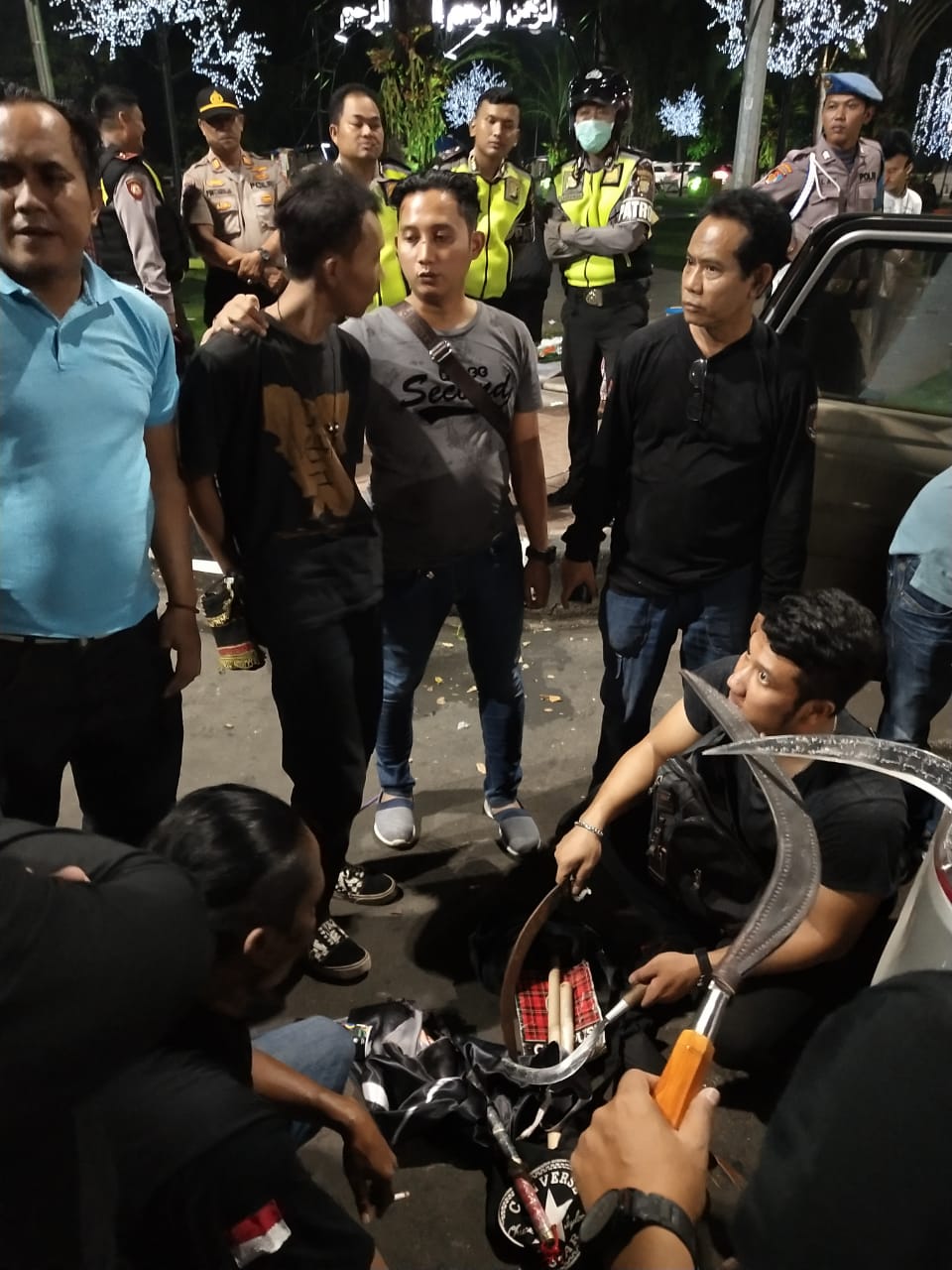 Suasana ratusan remaja yang diamankan Petugas Kepolisan, mereka diduga hendak tawuran dengan berdalih ingin menggelar sahur on the road (SOTR).