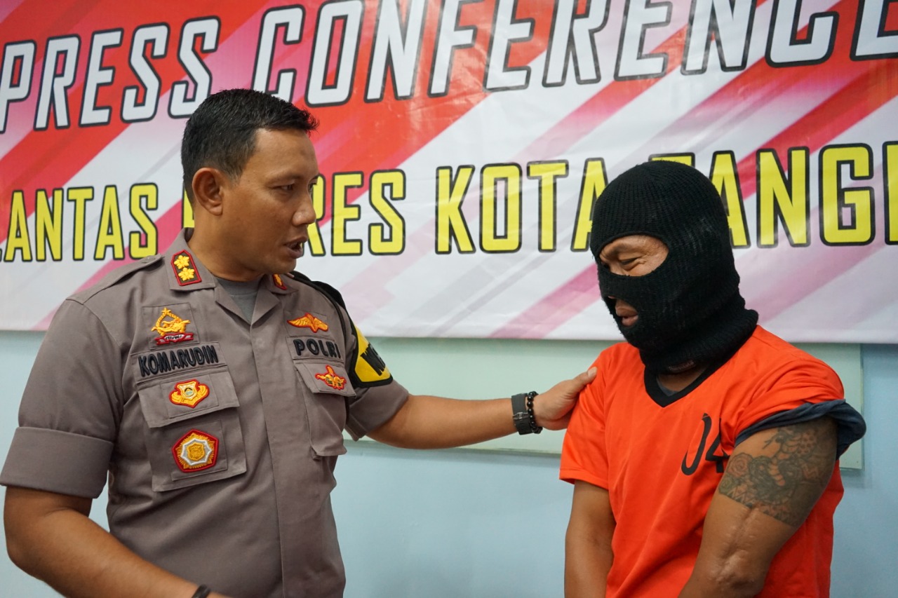 Waka Polresta Tangerang AKBP Komarudin saat interogasi tersangka Iwan, 38, pelaku pencurian di Lampu Merah Balaraja