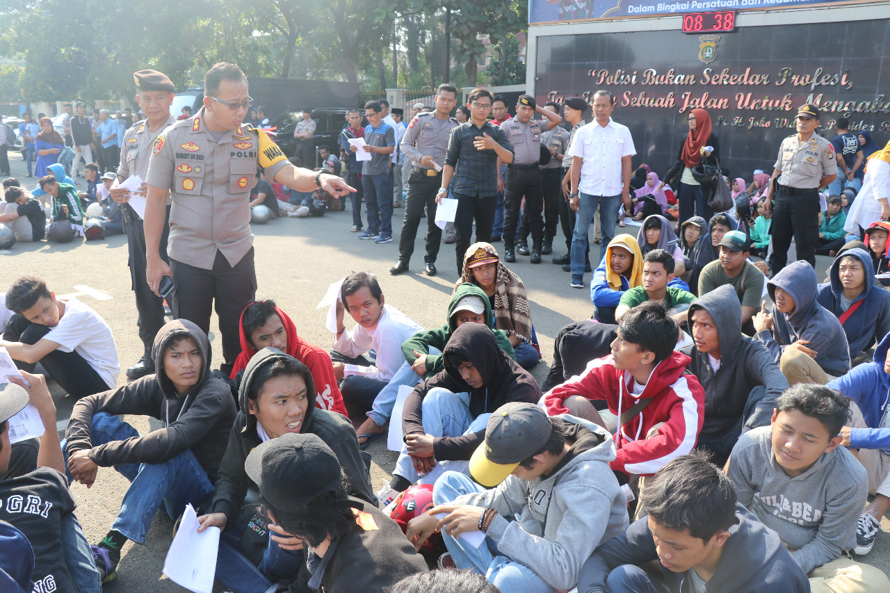 Suasana ratusan remaja yang diamankan Petugas Kepolisan, mereka diduga hendak tawuran dengan berdalih ingin menggelar sahur on the road (SOTR).