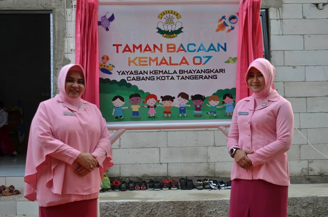Pengurus Cabang (PC) Bhayangkari Kota Tangerang saat memberikan pelajaran kepada para pelajar di Taman Bacaan Kemala di Desa Mekarsari, Kecamatan Rajeg, Kabupaten Tangerang.