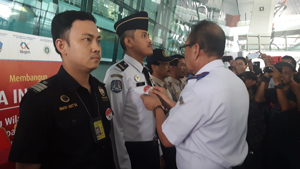 Kegiatan kampanye pencanangan zona integritas menuju wilayah bebas dari korupsi (WBK) di lingkungan pelayanan angkutan udara Bandara Soekarno-Hatta, Tangerang.