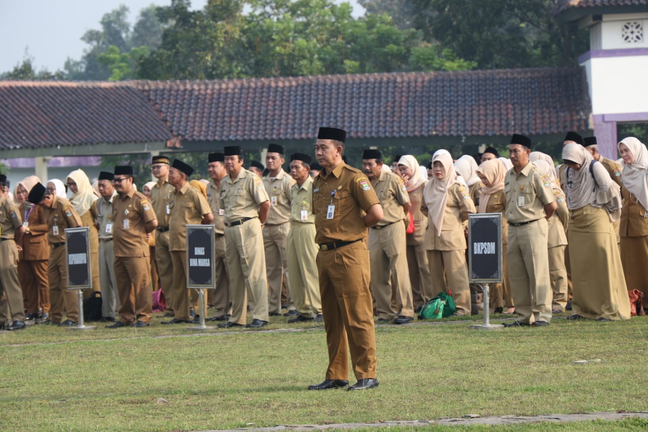 Sekretaris Daerah (Sekda) Kabupaten Tangerang Moch. Maesyal Rasyid memimpin apel pagi di Lapangan Maulana Yudha Negara, Senin (27/5/2019).