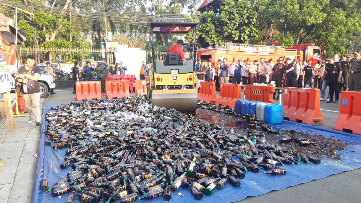Kegiatan pemusnahan ribuan botol minuman keras (miras) berbagai merek di halaman Mapolres Metro Tangerang Kota, Selasa (28/5/2019).