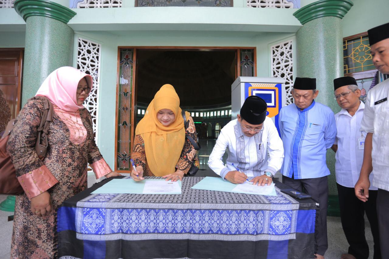 Peresmian Mesin anjungan tunai mandiri (ATM) Beras di Masjid Raya Al-AzhomKota Tangerang.