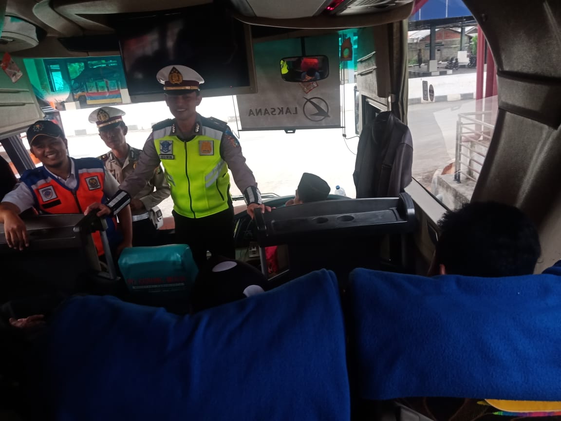 Kasat Lantas Polres Tangsel, AKP Lalu Hedwin bersama jajarannya saat menggelar pengecekan di Terminal Pondok Cabe, Pamulang, Tangsel, Kamis (30/5/2019).