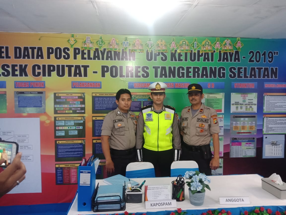 Kasat Lantas Polres Tangsel, AKP Lalu Hedwin bersama jajarannya saat menggelar pengecekan di Terminal Pondok Cabe, Pamulang, Tangsel, Kamis (30/5/2019).