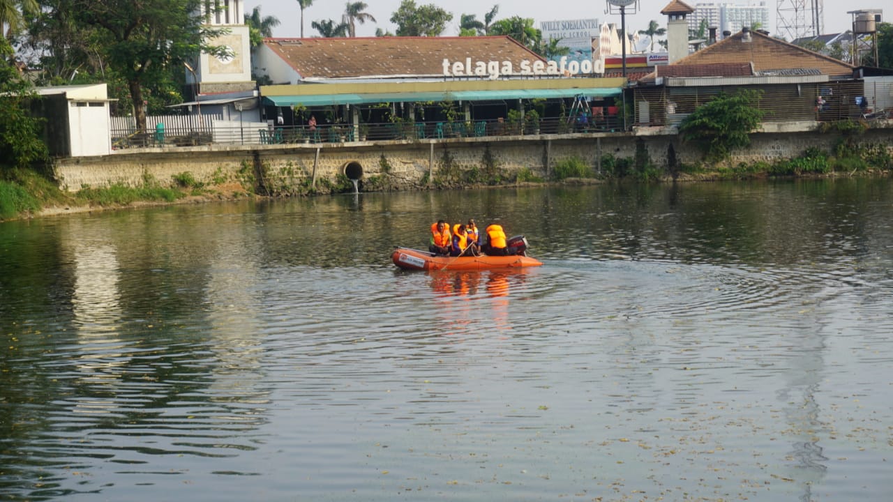 Tim BPBD mencari korban yang tenggelam.