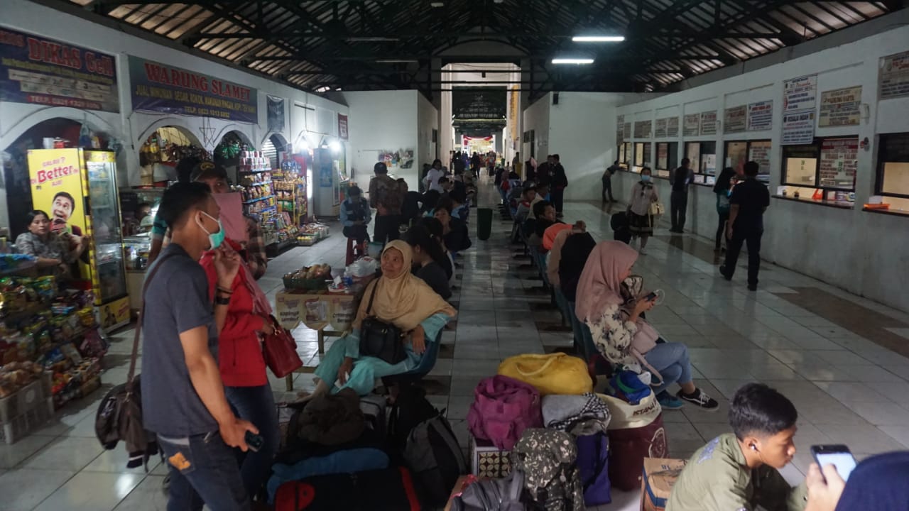Tampak pemudik mulai memadati di Terminal Poris Plawad, Kota Tangerang.