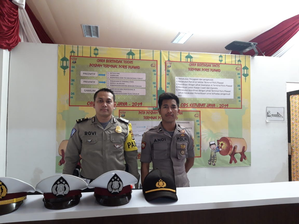 Kepala Pengendalian (Padal) Pos Pengamanan Terminal Poris Plawad, Ipda Rovi bersama rekan polisi lainnya menjaga keamanan Terminal Poris Plawad, Kota Tangerang.