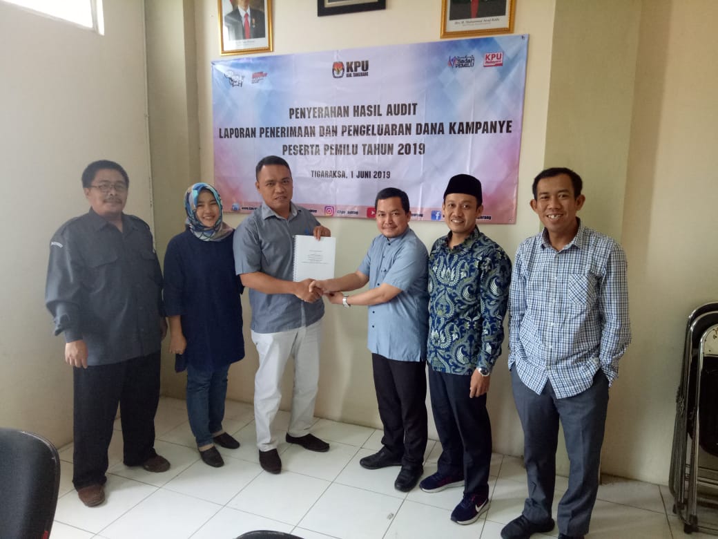 Kantor Akuntan Publik (KAP) memberikan hasil audit laporan penerimaan dan pengeluaran dana kampanye kepada Komisi Pemilihan Umum (KPU) Kabupaten Tangerang yang telah berhasil menyelenggarakan Pemilu 2019.