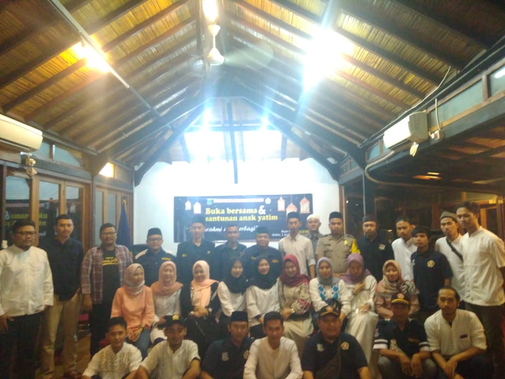 Kegiatan Karang Taruna (Katar) Kelurahan Cilenggang, Kecamatan Serpong, Tangerang Selatan buka bersama dan santunan kepada puluhan anak yatim di Bukit Pelayangan Resto, Serpong, Tangsel, Sabtu (1/6/2019).
