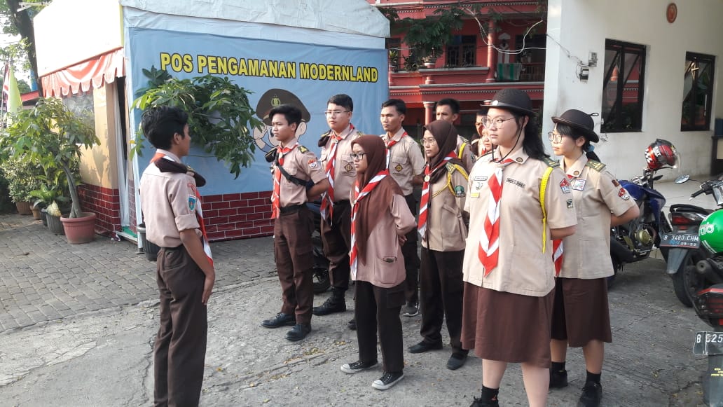 Tampak anggota Pramuka membantu polisi demi terciptanya kelancaran arus lalu lintas pemudik di Jalan kota Tangerang.