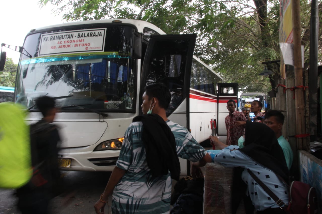 Suasana arus lalulintas kemacetan di ruas Jalan Raya Serang, sekitar pertigaan Bitung, Kabupaten Tangerang.