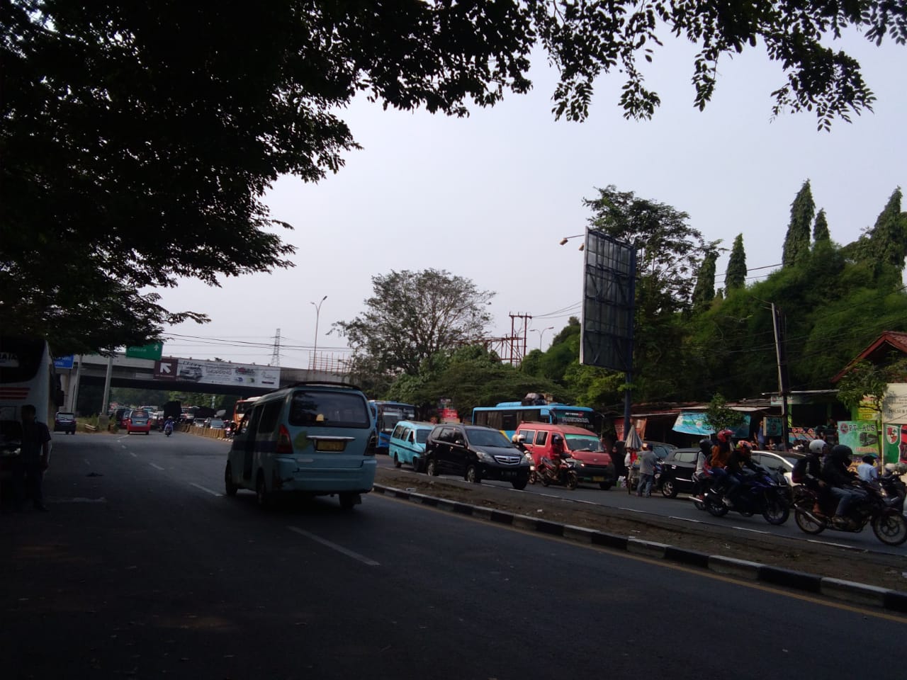 Suasana arus lalulintas kemacetan di ruas Jalan Raya Serang, sekitar pertigaan Bitung, Kabupaten Tangerang.