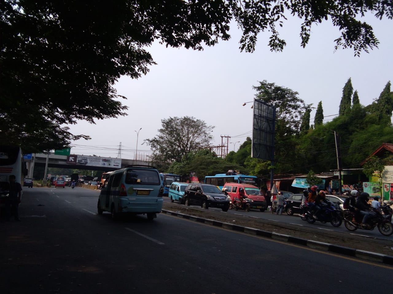 Suasana arus lalulintas kemacetan di ruas Jalan Raya Serang, sekitar pertigaan Bitung, Kabupaten Tangerang.