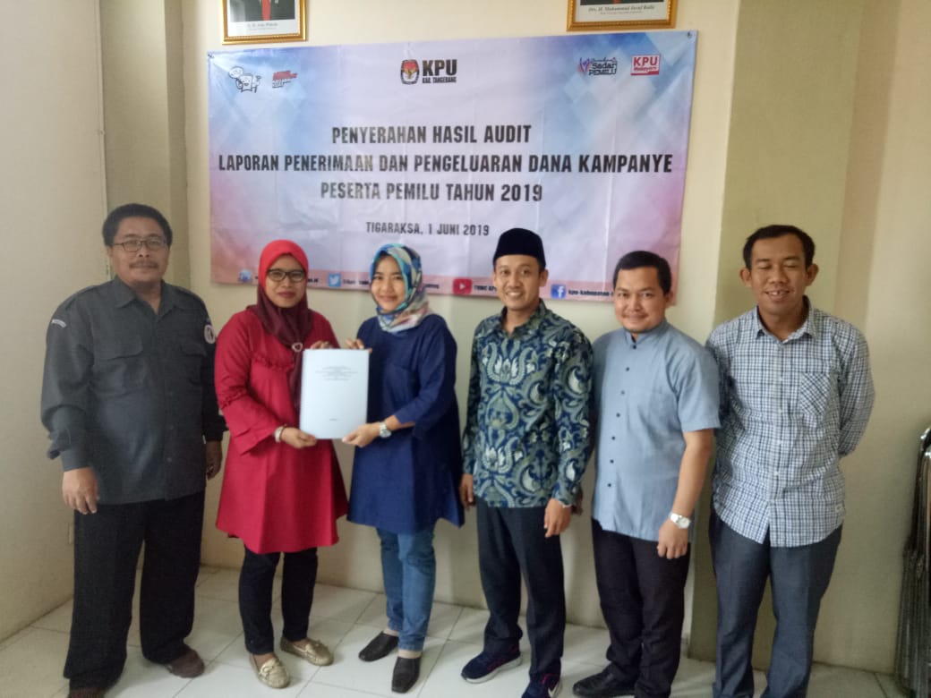 Kantor Akuntan Publik (KAP) memberikan hasil audit laporan penerimaan dan pengeluaran dana kampanye kepada Komisi Pemilihan Umum (KPU) Kabupaten Tangerang yang telah berhasil menyelenggarakan Pemilu 2019.