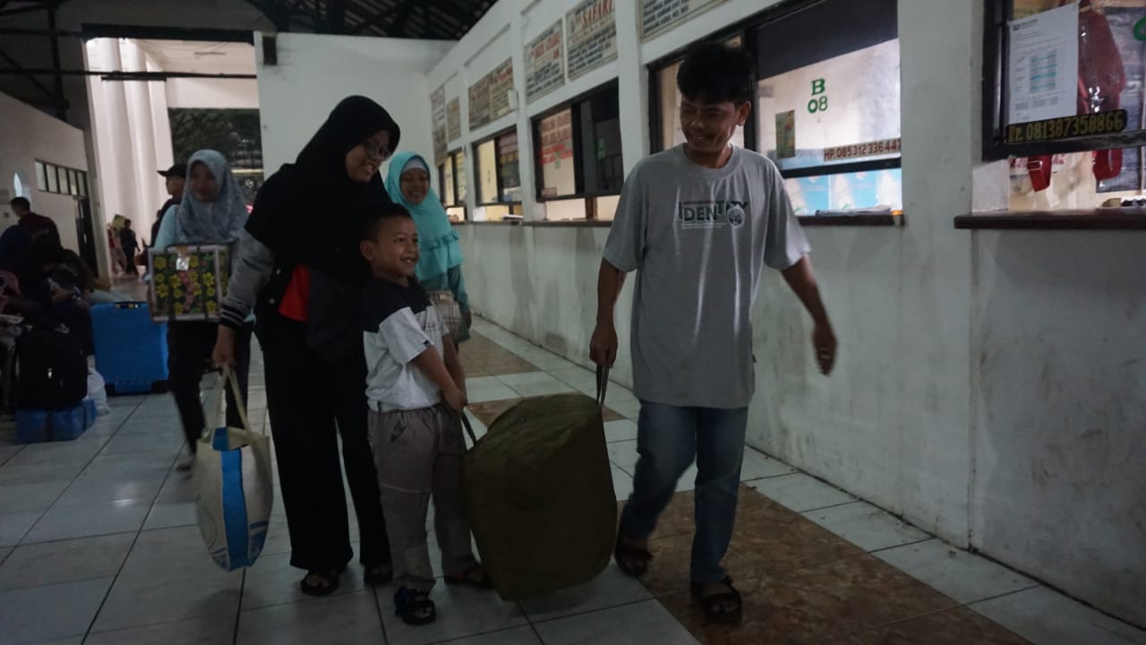 Tampak pemudik mulai memadati di Terminal Poris Plawad, Kota Tangerang.