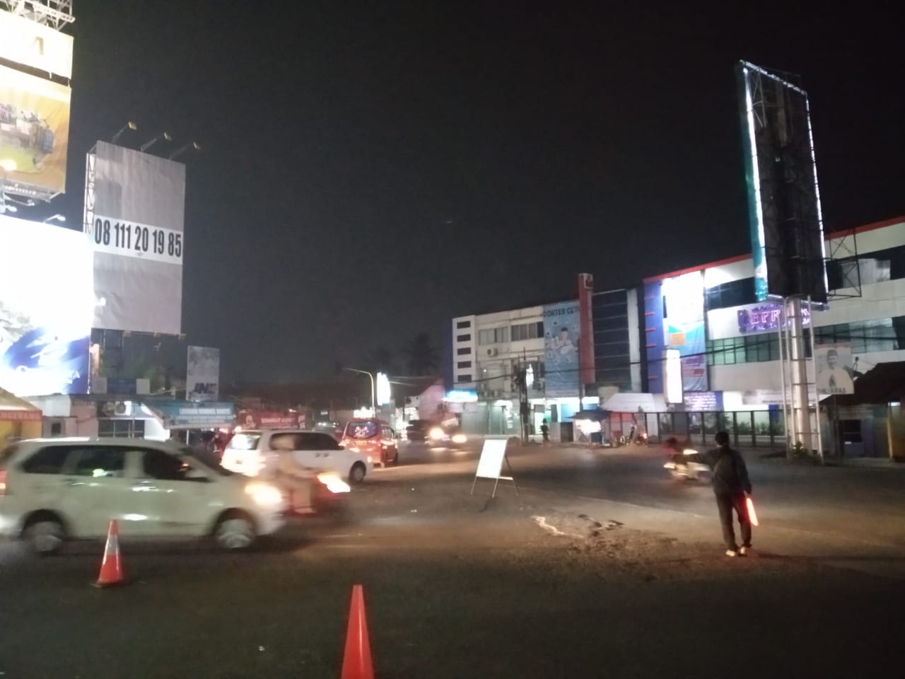 Suasana arus lalulintas di jalan raya serang tepatnya di Pos Pelayanan dan Pengamanan Citra Raya, Cikupa, Tangerang.