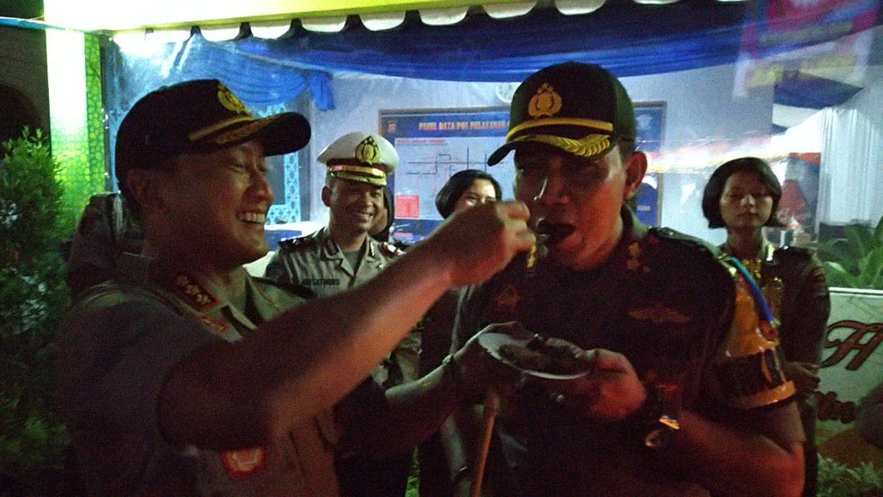 Moment Kapolresta Tangerang Kombes Pol Sabilul Alif saat memberikan kejutan berupa hadiah kue kepada Waka Polresta Tangerang, AKBP Komarudin yang sedang berulang tahun.