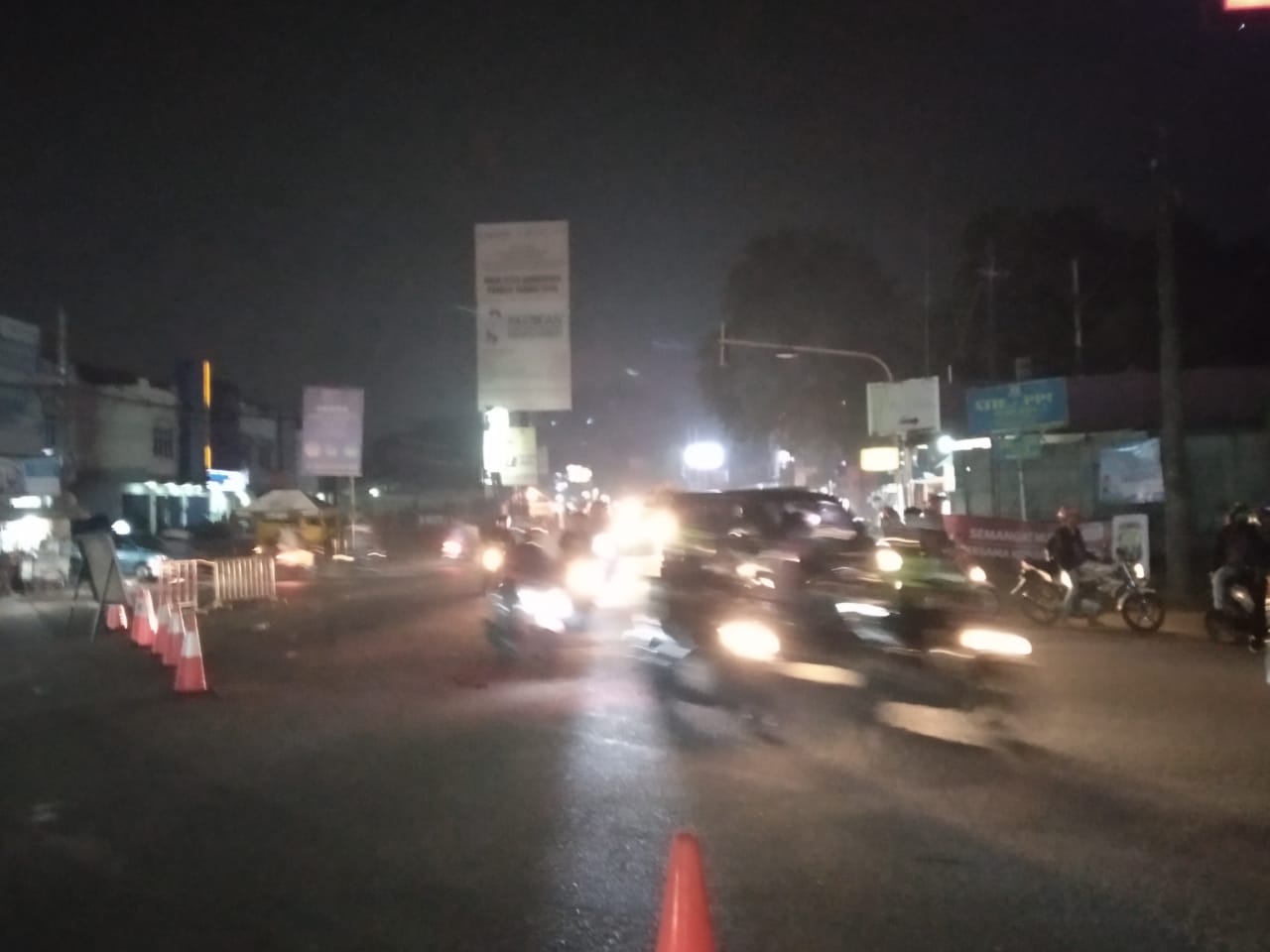 Suasana arus lalulintas di jalan raya serang tepatnya di Pos Pelayanan dan Pengamanan Citra Raya, Cikupa, Tangerang.