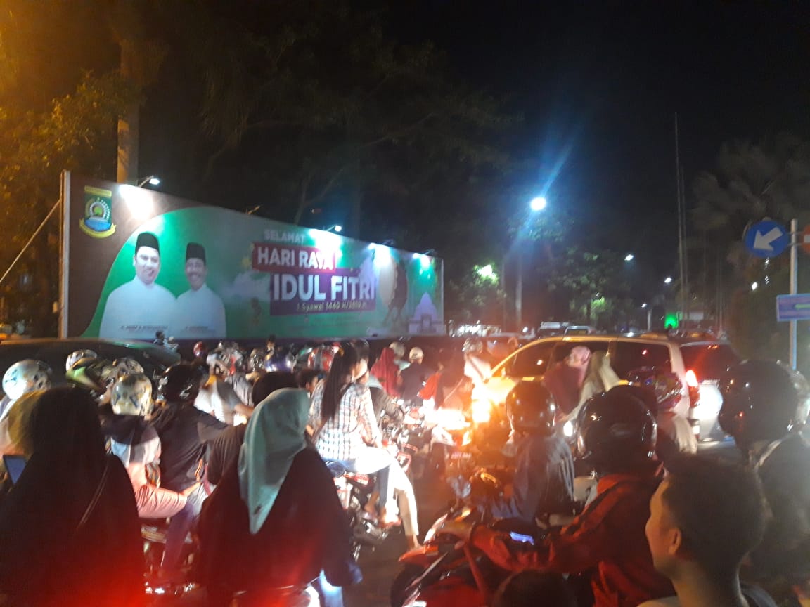 Tampak suasana masyarakat merayakan takbiran di Masjid Raya Al-Azhom, Kota Tangerang, Selasa (4/6/2019) malam.