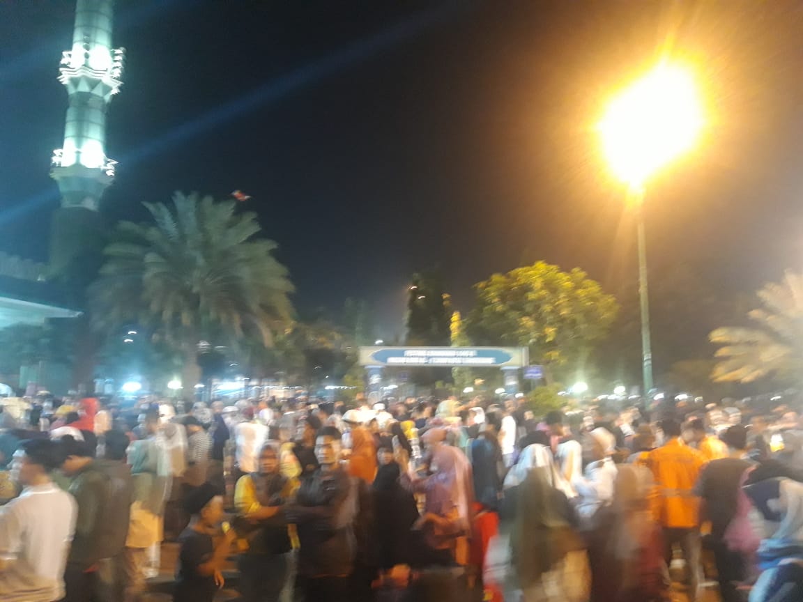 Tampak suasana masyarakat merayakan takbiran di Masjid Raya Al-Azhom, Kota Tangerang, Selasa (4/6/2019) malam.