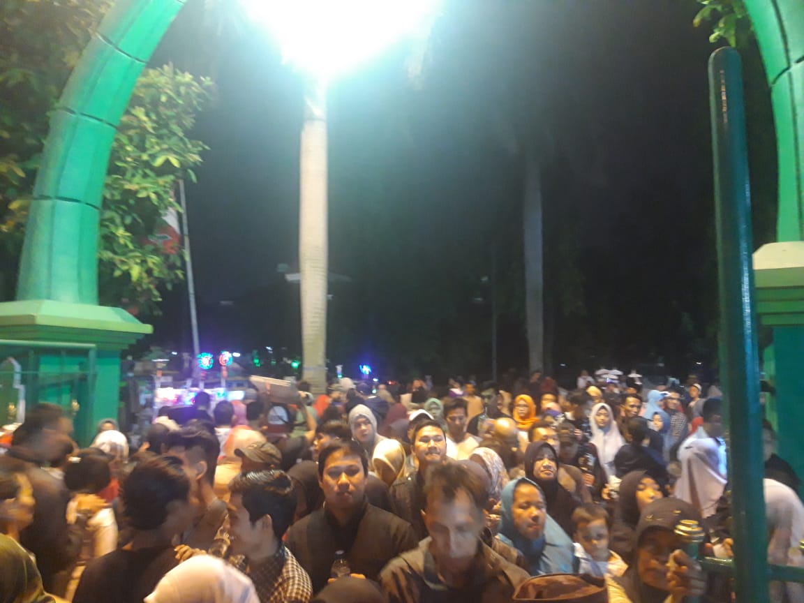 Tampak suasana masyarakat merayakan takbiran di Masjid Raya Al-Azhom, Kota Tangerang, Selasa (4/6/2019) malam.