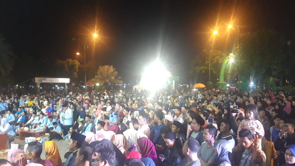 Tampak suasana masyarakat merayakan takbiran di Masjid Raya Al-Azhom, Kota Tangerang, Selasa (4/6/2019) malam.