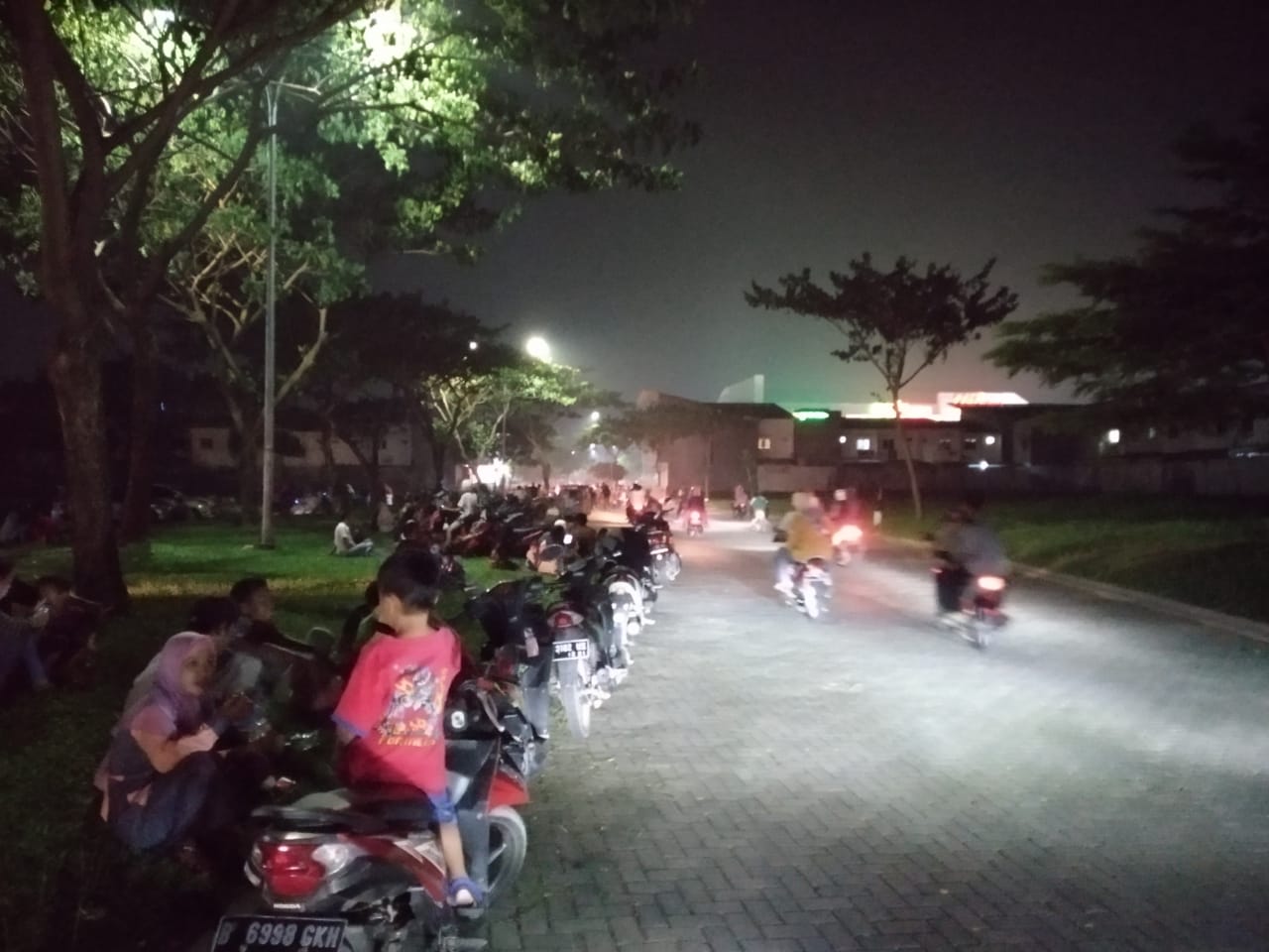 Tamapak suasana masyarakat konvoi merayakan takbiran di sekitar kawasan perumahan Citra Raya, Panongan.