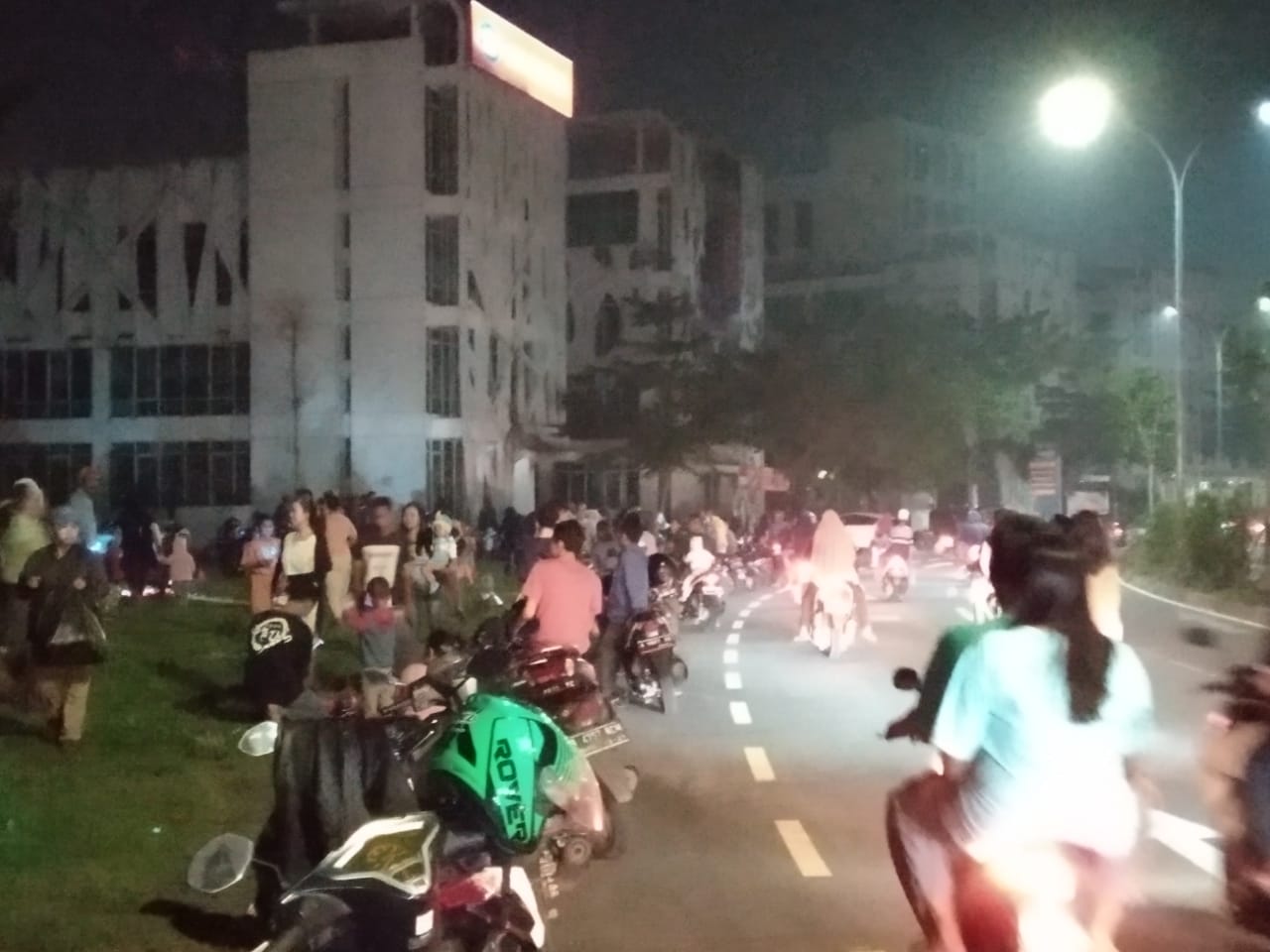 Tamapak suasana masyarakat konvoi merayakan takbiran di sekitar kawasan perumahan Citra Raya, Panongan.