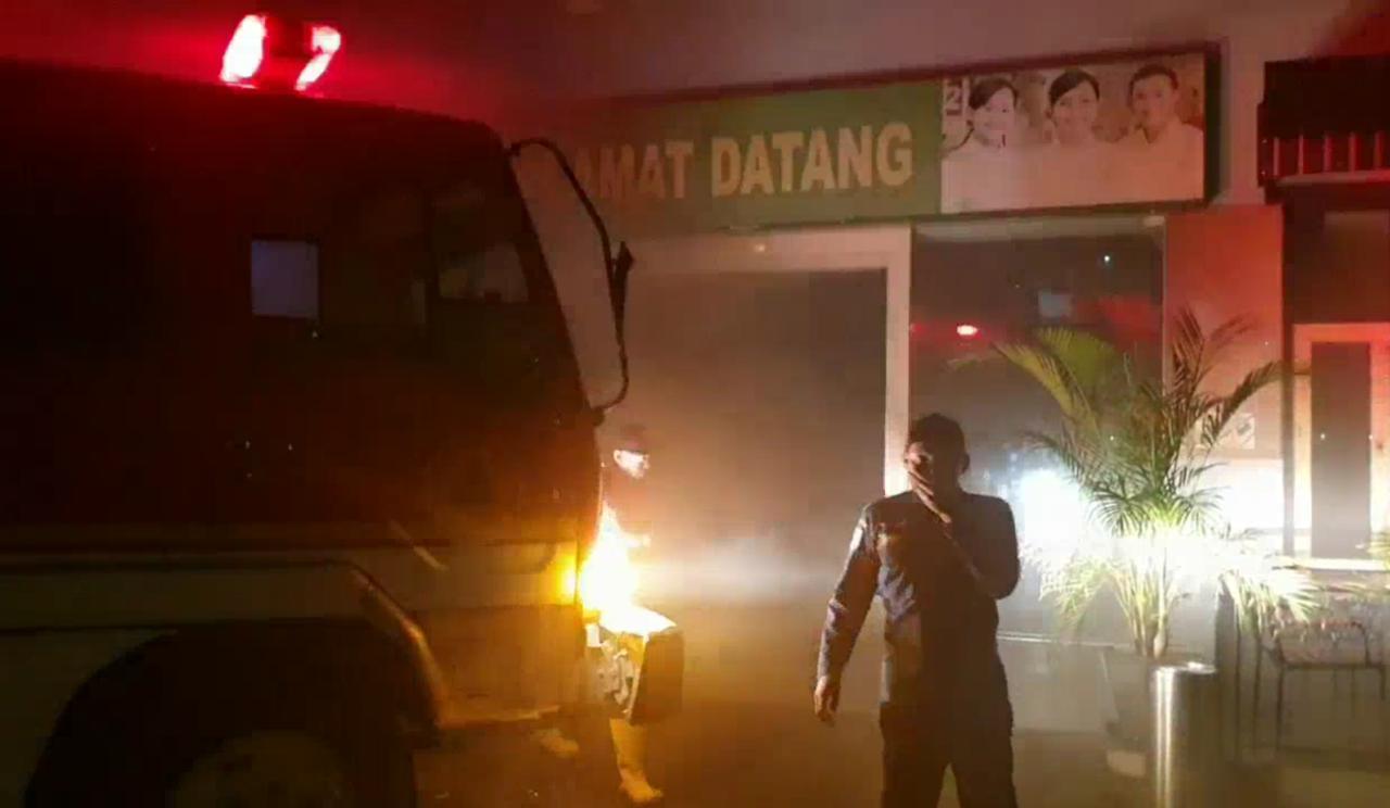 Terjadi kebakaran dipusat perbelanjaan Jalan HOS Cokroaminoto, Kreo Selatan, Kota Tangerang dilahap si jago merah, Jumat (7/6/2019).