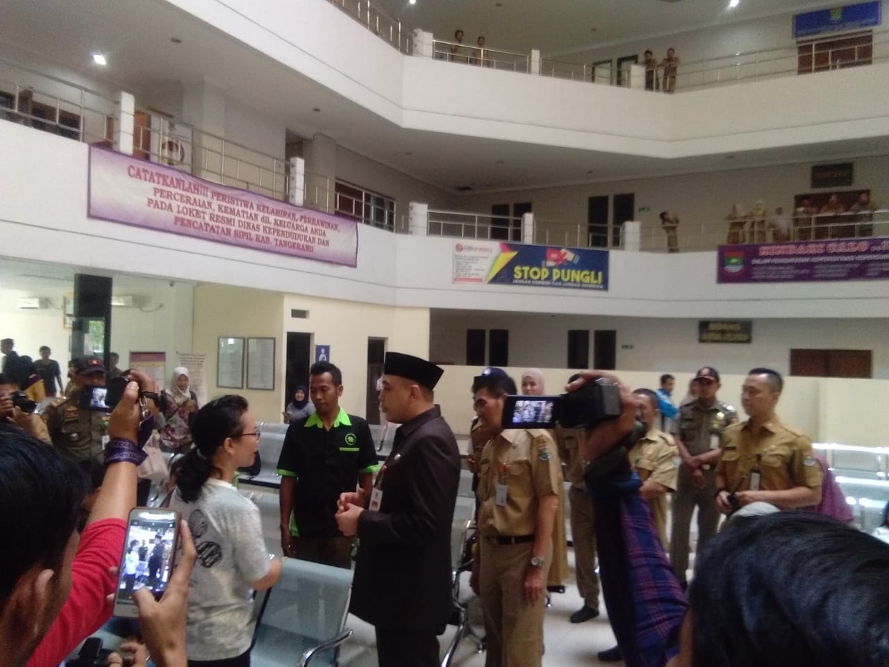 Bupati Tangerang Ahmed Zaki Iskandar saat melakukan inspeksi mendadak (sidak) ke sejumlah kantor Organisasi Perangkat Daerah (OPD) di Tigaraksa, Senin (10/6/2019).