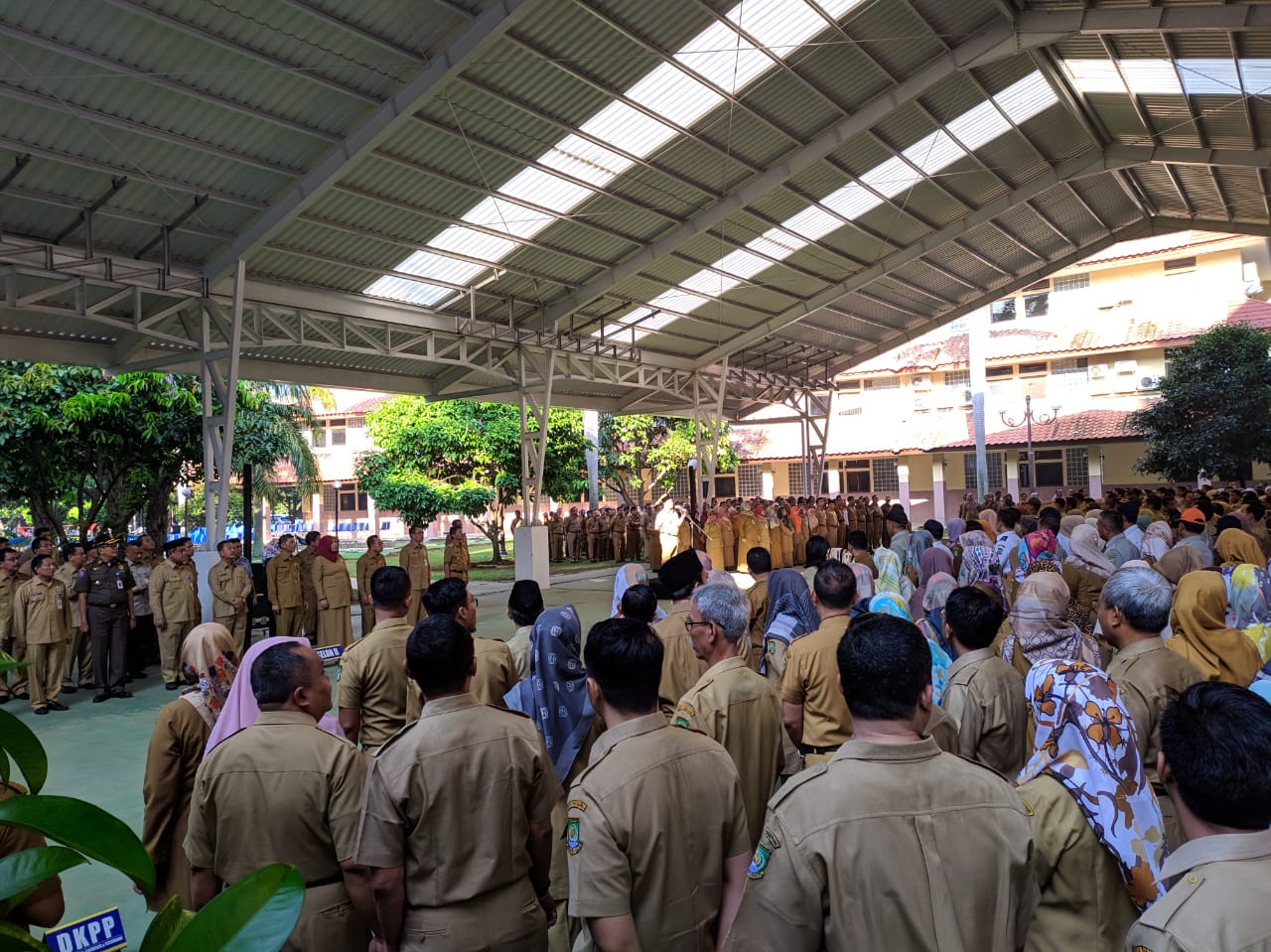 Tampak para pegawai negeri sipil (PNS) di lingkungan Pemerintah Kota (Pemkot) Tangerang yang terlambat tidak mengikuti apel pagi, Senin (10/6/2019).