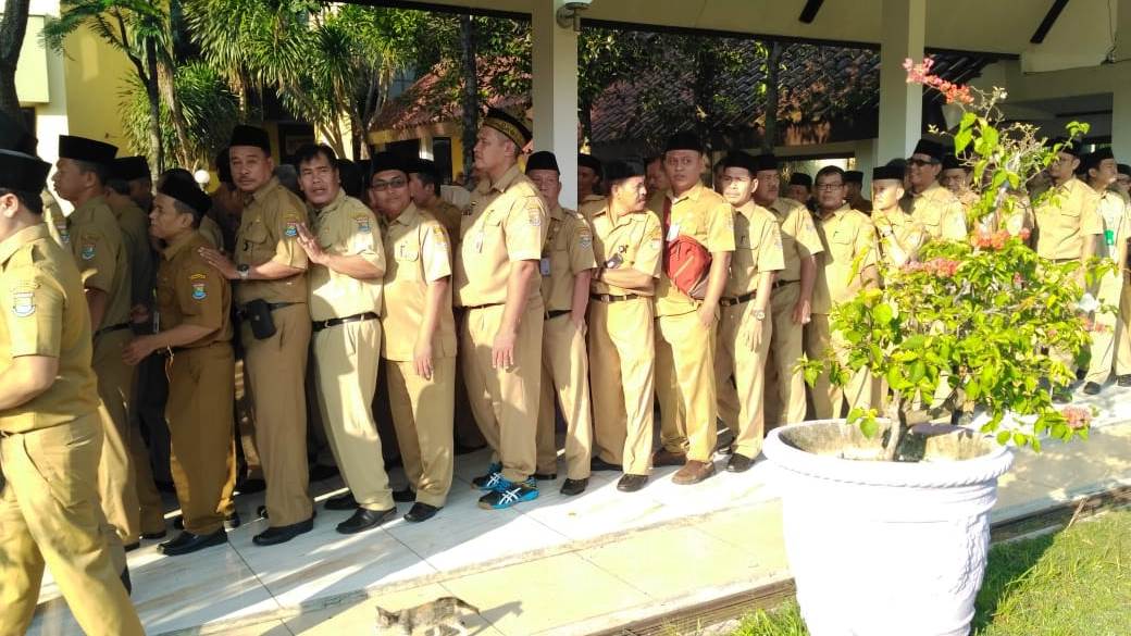 Suasana para Aparatur Sipil Negara (ASN) Pemerintah Kabupaten Tangerang saat mengantri untuk absensi kehadiran.