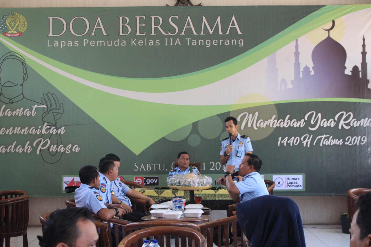 Kepala Lapas Pemuda Tangerang Jumadi saat halal bihalal dengan para pegawai usai apel di Lembaga Pemasyarakatan Pemuda Kelas IIA Tangerang (Lapas Pemuda Tangerang), Senin (10/6/2019) pagi.