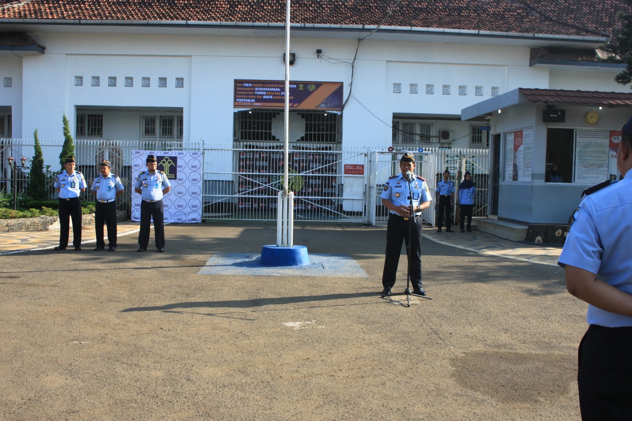 Kepala Lapas Pemuda Tangerang Jumadi saat halal bihalal dengan para pegawai usai apel di Lembaga Pemasyarakatan Pemuda Kelas IIA Tangerang (Lapas Pemuda Tangerang), Senin (10/6/2019) pagi.