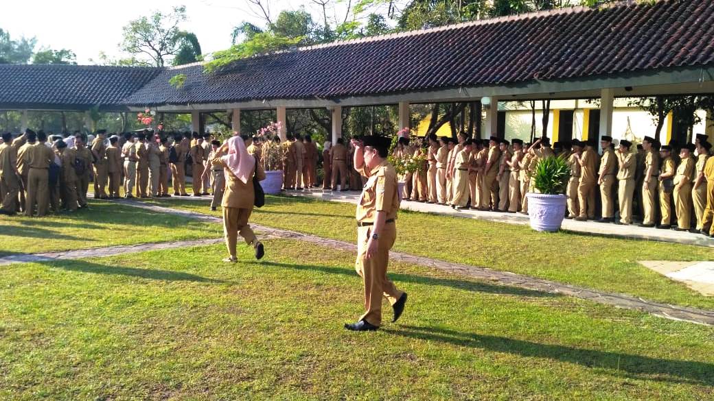 Suasana para Aparatur Sipil Negara (ASN) Pemerintah Kabupaten Tangerang saat mengantri untuk absensi kehadiran.