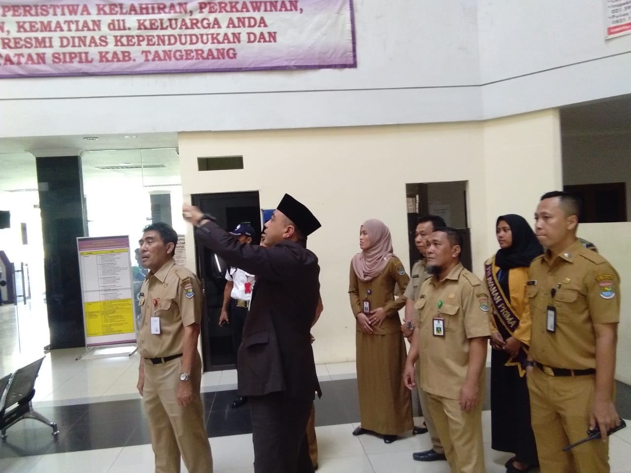 Bupati Tangerang Ahmed Zaki Iskandar saat melakukan inspeksi mendadak (sidak) ke sejumlah kantor Organisasi Perangkat Daerah (OPD) di Tigaraksa, Senin (10/6/2019).