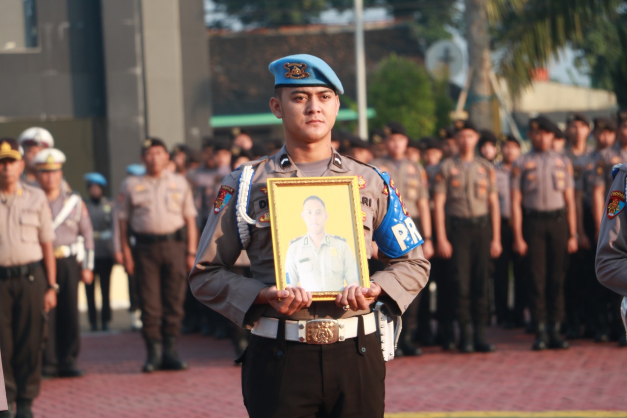 Upacara Prosesi pemberhentian dengan tidak hormat (PTDH) di Lapangan Merah, Mapolda Banten.