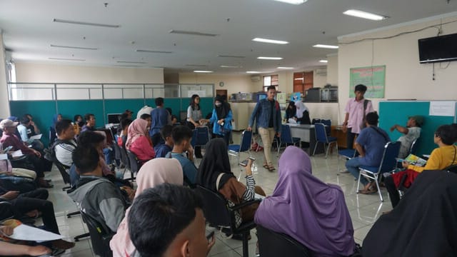Tampak warga mengurus kartu kuning di kantor pelayanan Dinas Ketenagakerjaan, Cikokol, Kota Tangerang pun membludak, Kamis (13/6/2019).