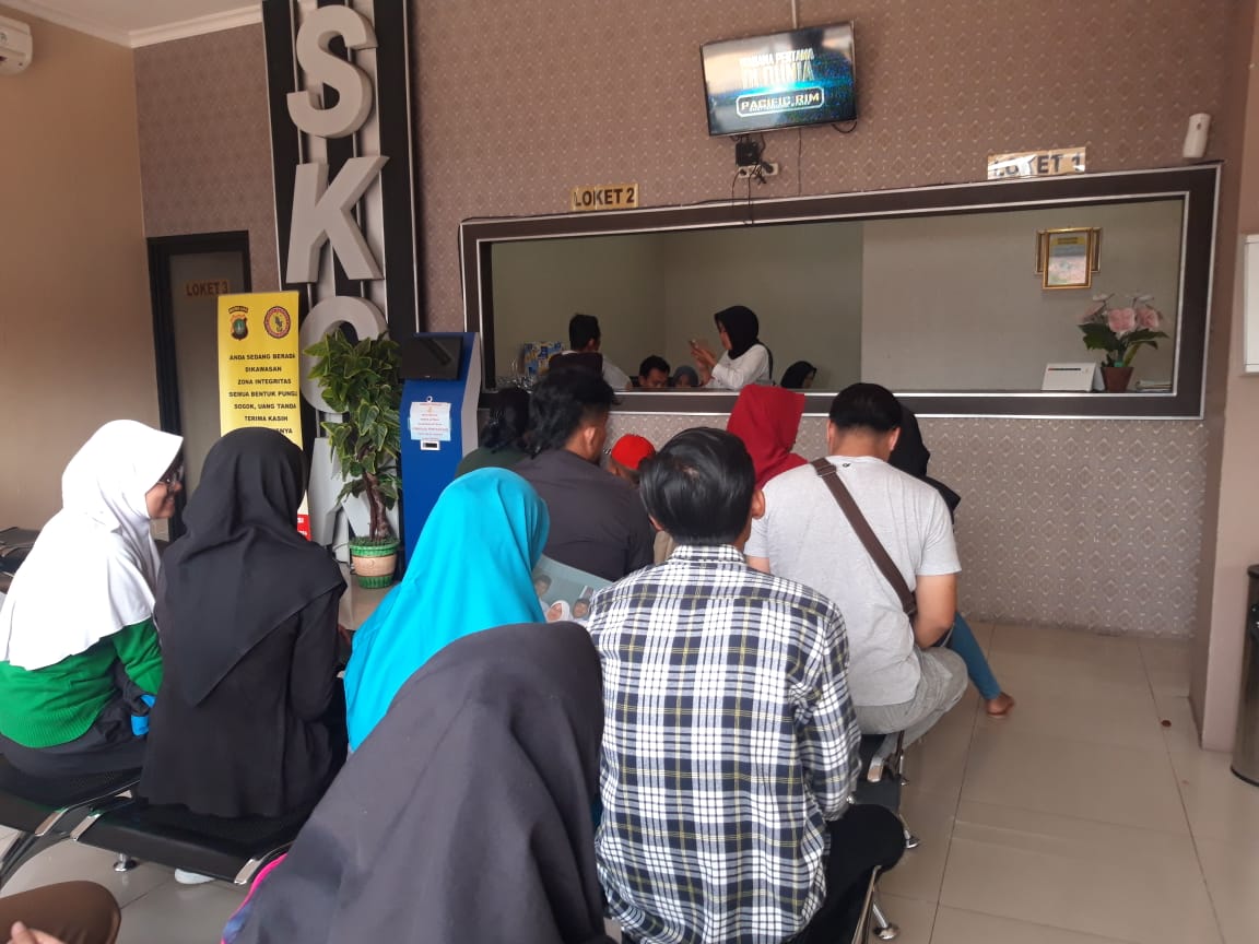 Suasana warga yang sedang membuat pemohonan Surat Keterangan Catatan Kepolisian (SKCK) di loket pembuatan SKCK di Mapolres Metro Tangerang Kota, Jumat (14/6/2019).