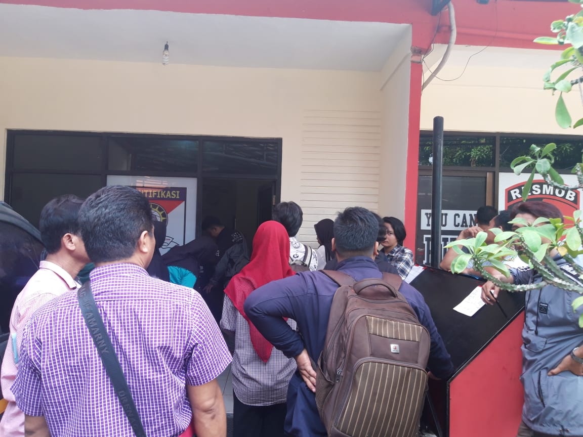 Suasana warga yang sedang membuat pemohonan Surat Keterangan Catatan Kepolisian (SKCK) di loket pembuatan SKCK di Mapolres Metro Tangerang Kota, Jumat (14/6/2019).