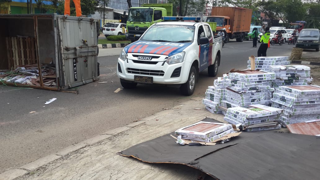 Tampak Truk terguling mengalami kecelakaan di Jalan Raya Pemda Tigaraksa, Kabupaten Tangerang, Jum'at (14/06/2019).