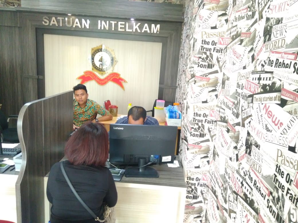 Suasana warga yang sedang membuat pemohonan Surat Keterangan Catatan Kepolisian (SKCK) di Kantor Pelayanan SKCK, Mapolres Tangsel, Jalan Promoter, Serpong, Tangsel, Jumat (14/6/2019).