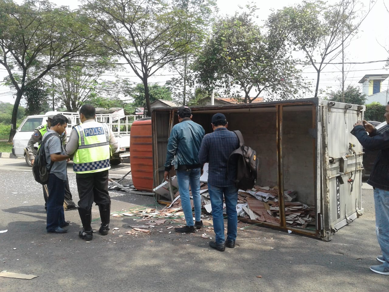 Tampak Truk terguling mengalami kecelakaan di Jalan Raya Pemda Tigaraksa, Kabupaten Tangerang, Jum'at (14/06/2019).