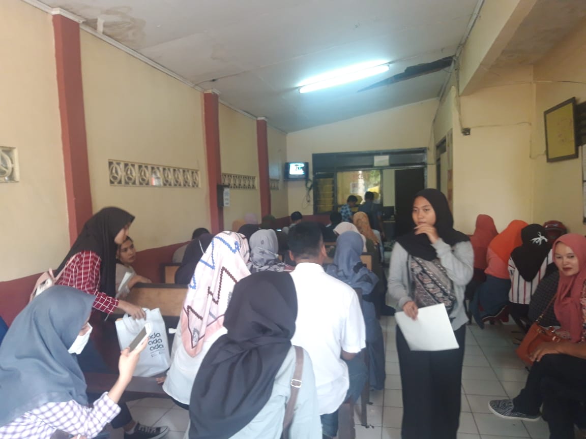 Suasana warga yang sedang membuat pemohonan Surat Keterangan Catatan Kepolisian (SKCK) di loket pembuatan SKCK di Mapolres Metro Tangerang Kota, Jumat (14/6/2019).