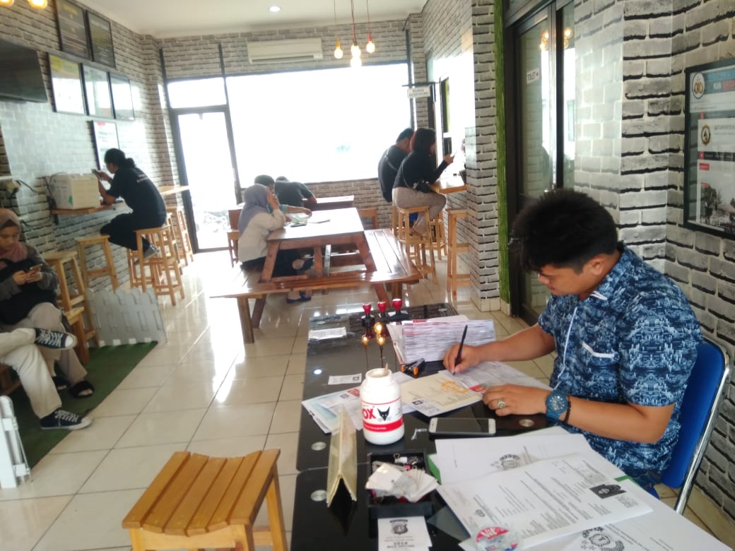 Suasana warga yang sedang membuat pemohonan Surat Keterangan Catatan Kepolisian (SKCK) di Kantor Pelayanan SKCK, Mapolres Tangsel, Jalan Promoter, Serpong, Tangsel, Jumat (14/6/2019).