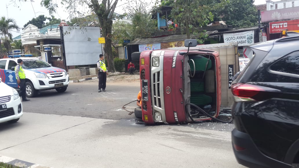 Tampak Truk terguling mengalami kecelakaan di Jalan Raya Pemda Tigaraksa, Kabupaten Tangerang, Jum'at (14/06/2019).